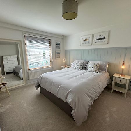 Marina Sea View Apt - Second Floor With Lift, Modern Holyhead Extérieur photo