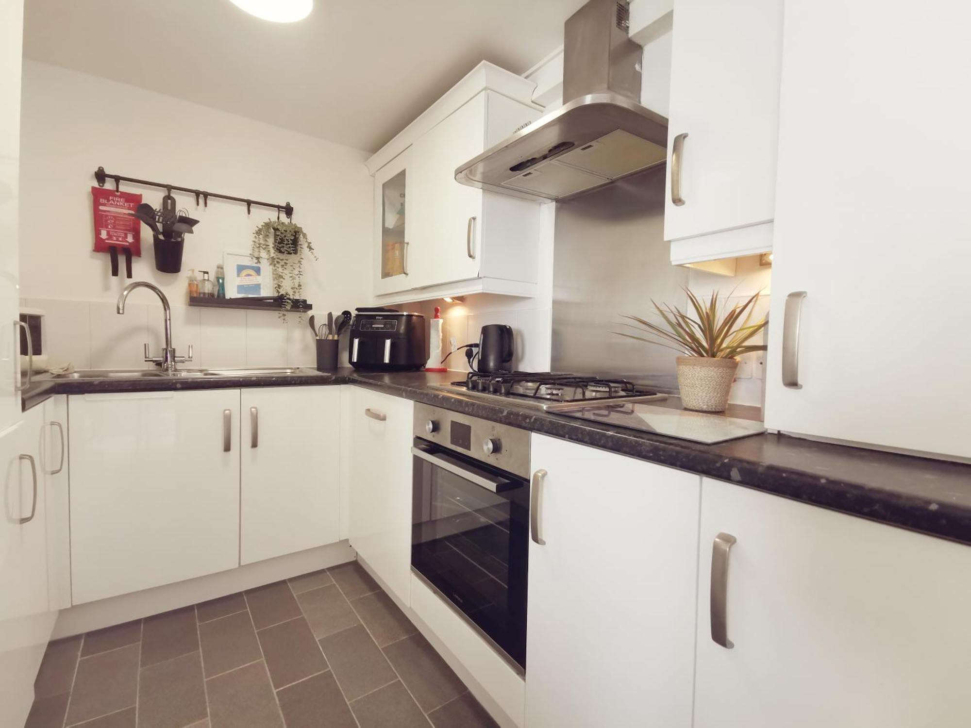 Marina Sea View Apt - Second Floor With Lift, Modern Holyhead Extérieur photo