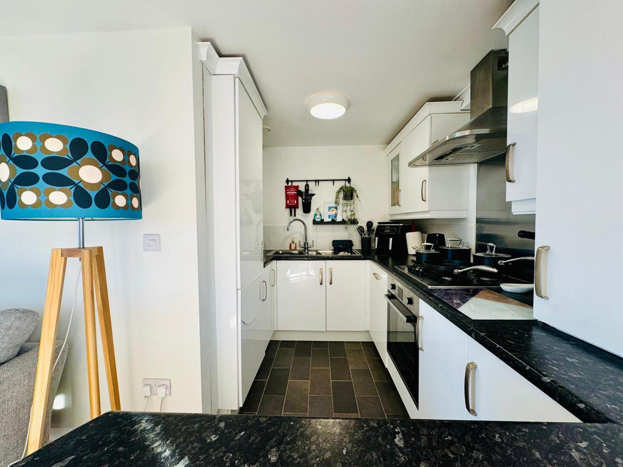 Marina Sea View Apt - Second Floor With Lift, Modern Holyhead Extérieur photo