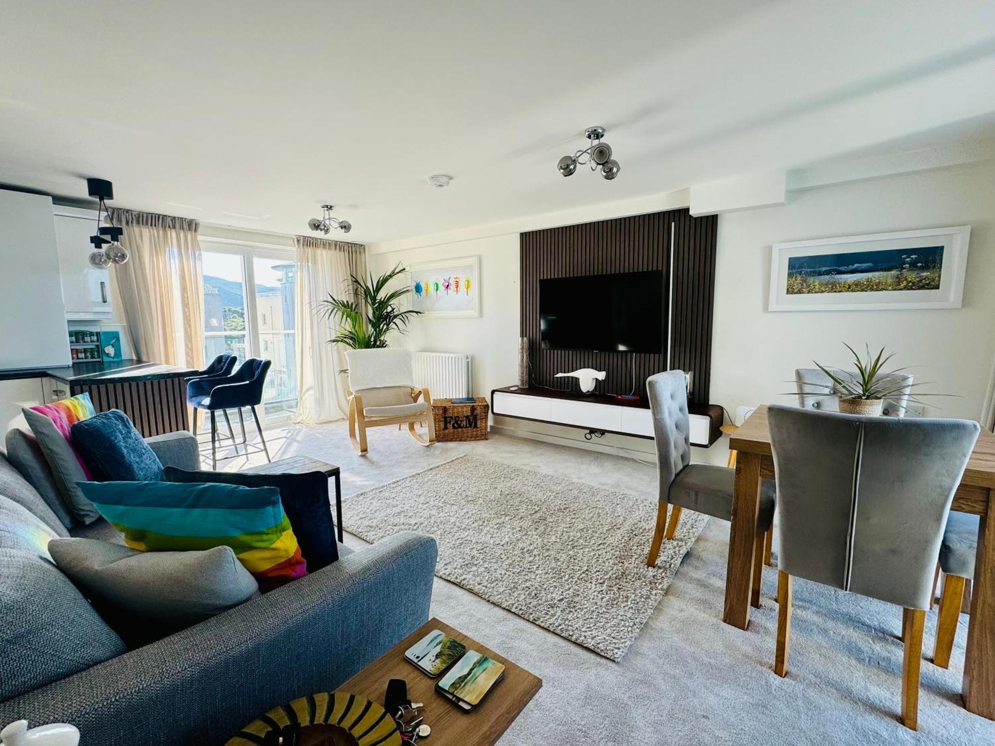 Marina Sea View Apt - Second Floor With Lift, Modern Holyhead Extérieur photo