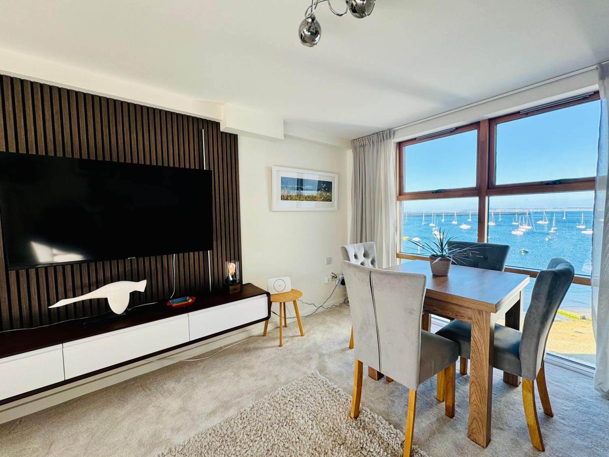 Marina Sea View Apt - Second Floor With Lift, Modern Holyhead Extérieur photo