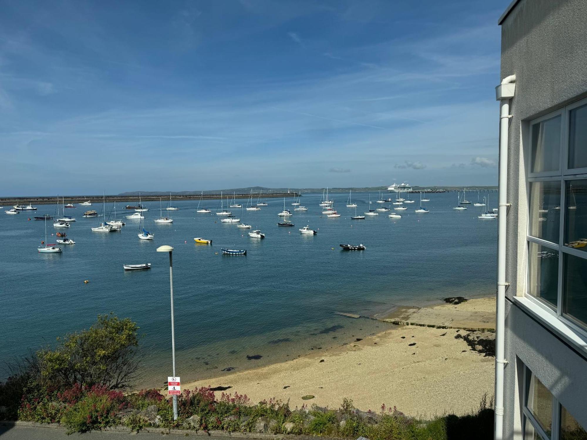 Marina Sea View Apt - Second Floor With Lift, Modern Holyhead Extérieur photo